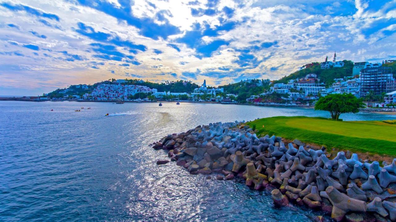 Las Hadas By Brisas Manzanillo Exteriör bild View of the town from the ferry