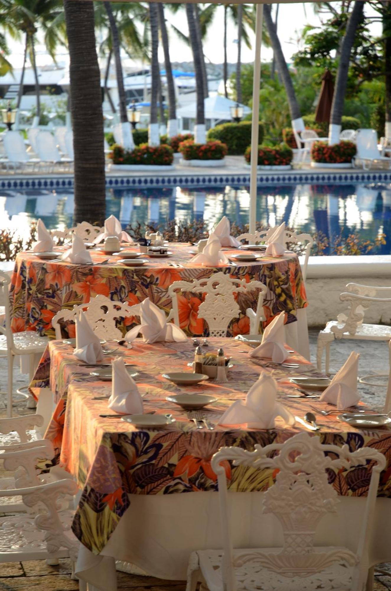 Las Hadas By Brisas Manzanillo Exteriör bild A table set for fine dining