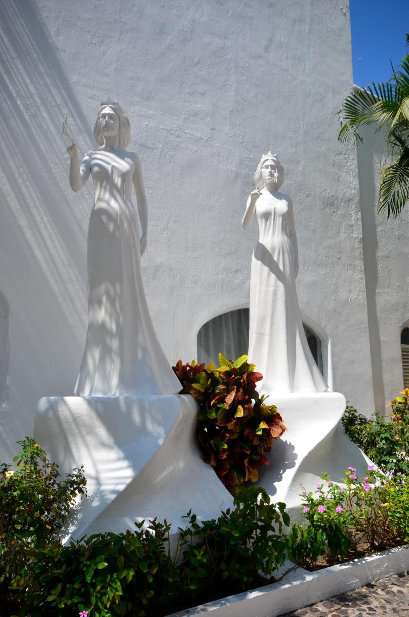 Las Hadas By Brisas Manzanillo Exteriör bild The two statues of the Virgin Mary