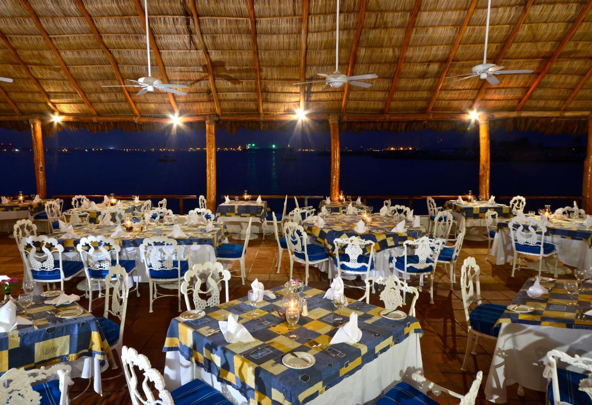 Las Hadas By Brisas Manzanillo Exteriör bild The restaurant at the resort