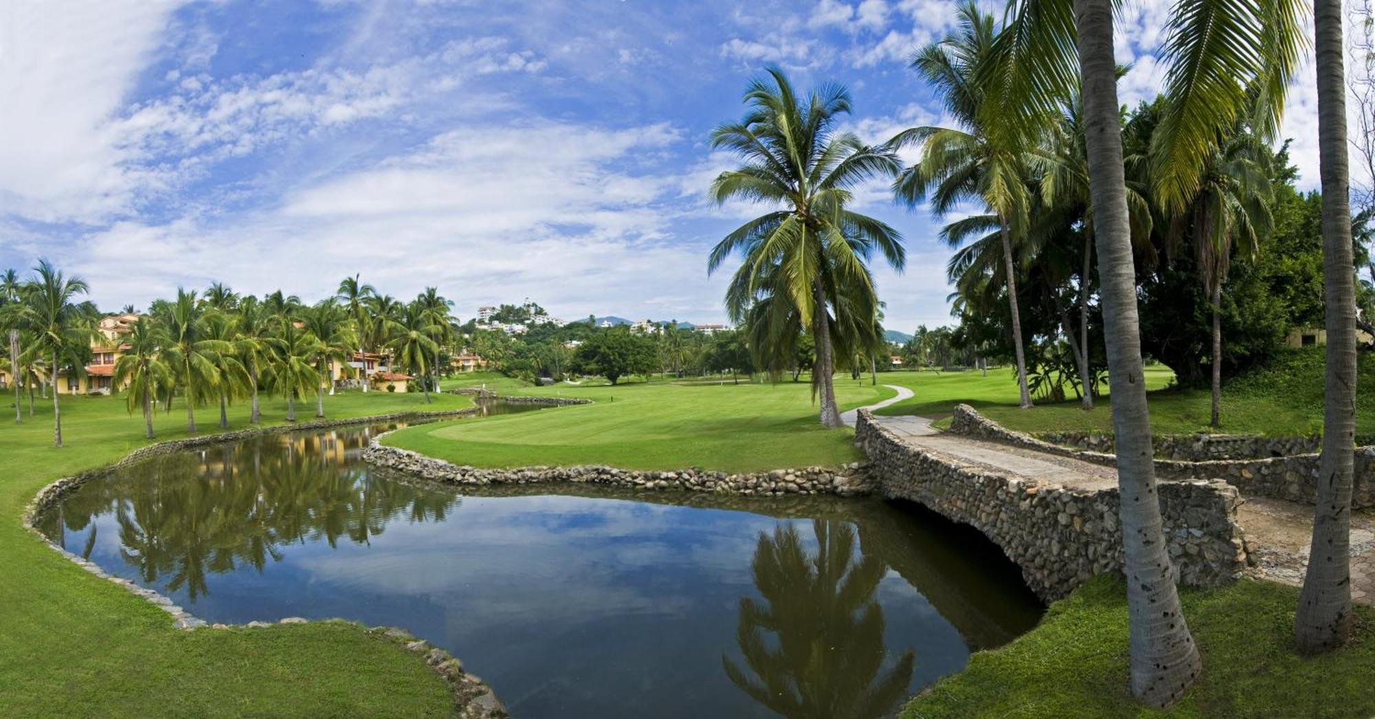 Las Hadas By Brisas Manzanillo Exteriör bild Golf course at the Royal Malaysian Police Officers' Club