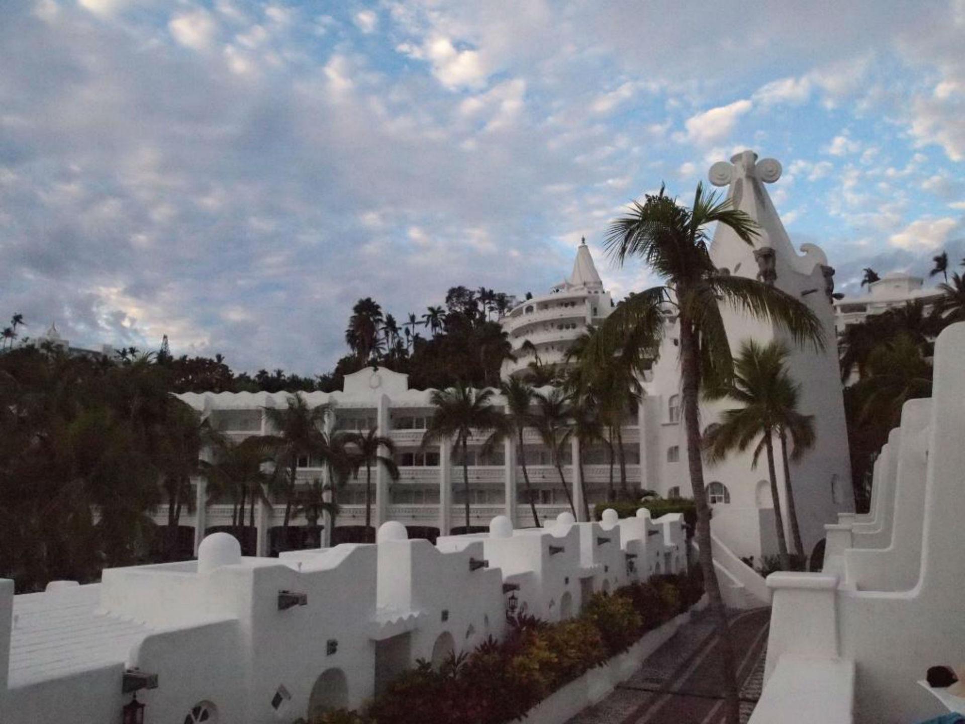 Las Hadas By Brisas Manzanillo Exteriör bild The hotel at sunset