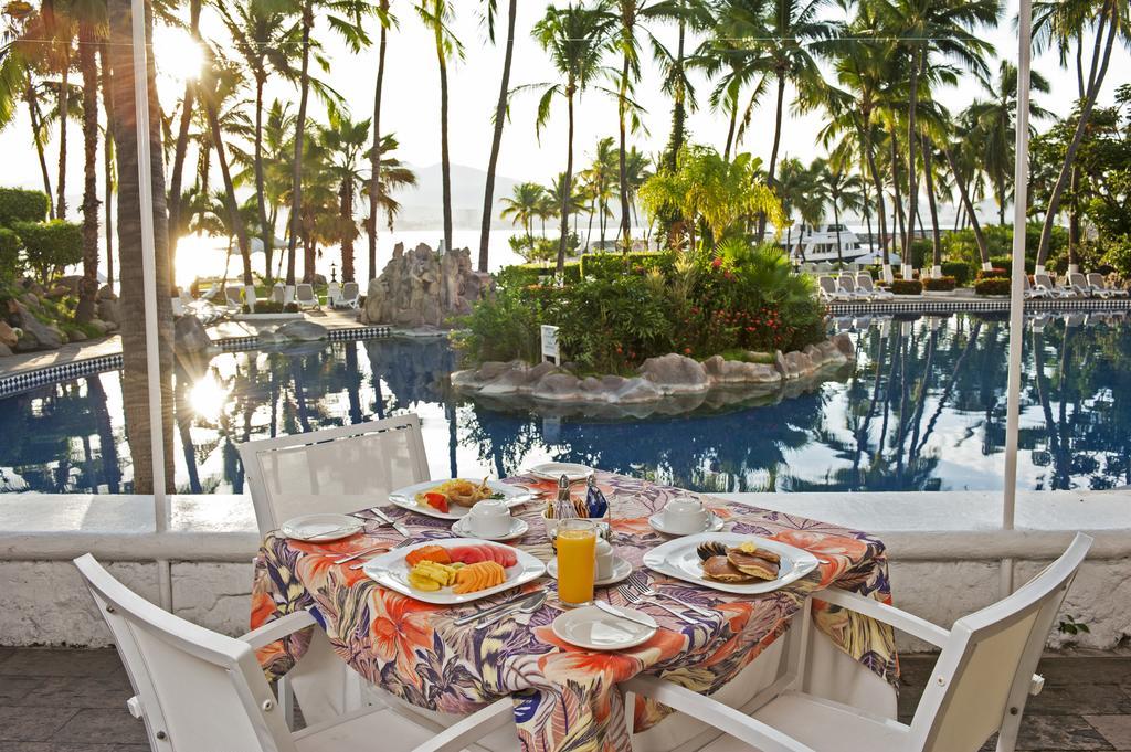 Las Hadas By Brisas Manzanillo Exteriör bild Breakfast at a resort